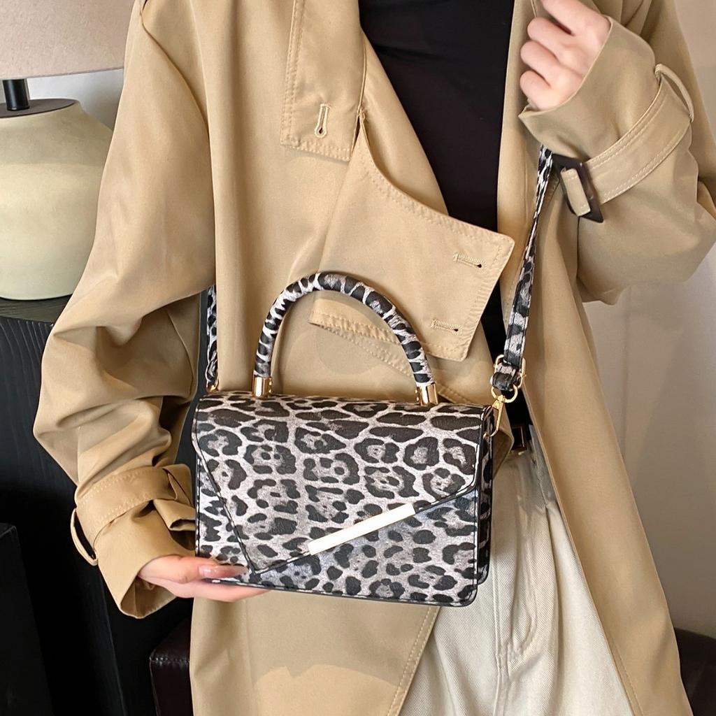 Autumn and Winter Retro Underarm Bag 2025 Fashionable New Foreign Style Versatile Leopard Print Popular Shoulder Small Square Bag Messenger Bag