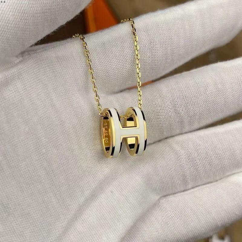 Dámský vysoce kvalitní smaltovaný náhrdelník Hermes s písmenem H, 18K růžové zlato, univerzální neblednoucí přívěsek na klíční kost