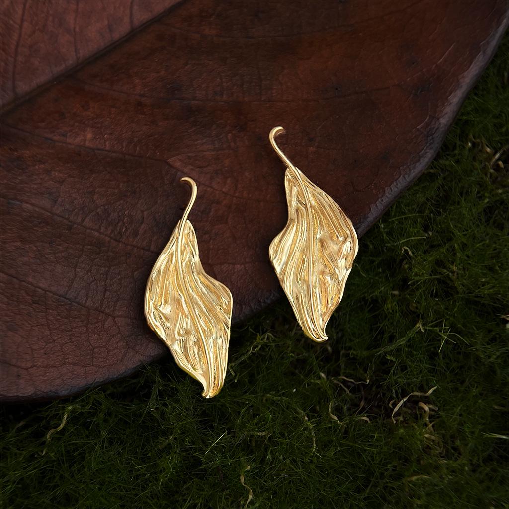 One Leaf 18k Gold Textured Leaf Earrings - Elegant Literary Light Luxury Design