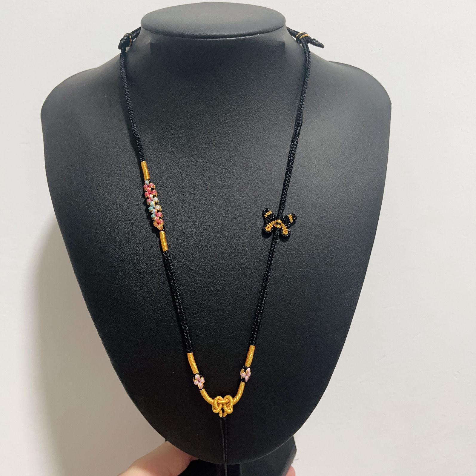 

Изысканное восьмирядное колье-бабочка «Персиковый узел» ручной работы в кофейном и меладовом цветах. Регулируемый стиль. Standard Size