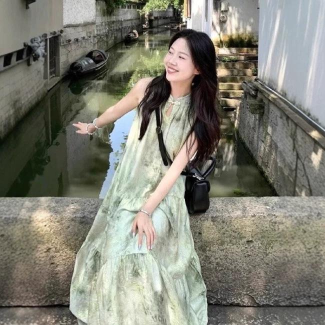 New Chinese women's sleeveless neck-hanging dress, cold and relaxed in early spring, wear a suspender green floral dress