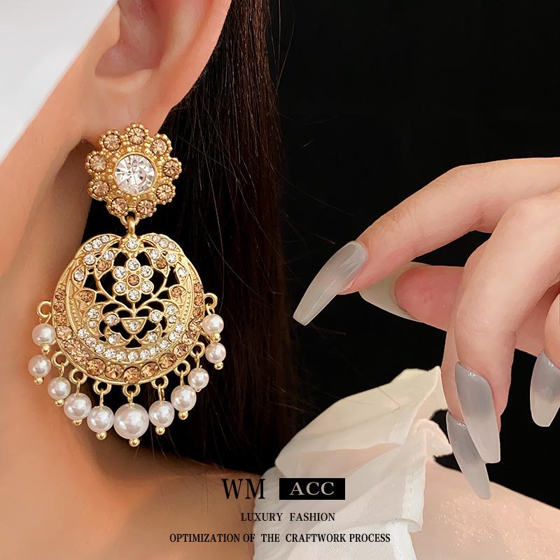 Vintage Stříbrné Visací Náušnice s Inkrustovanými Diamanty a Perlami - Dutý Design, Retro Dvorský Styl