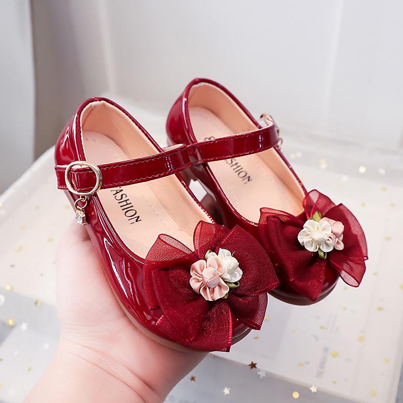 Girls' Patent Leather Bow Princess Shoes: Non-slip, Soft Sole for Spring/Autumn, Perfect for Evening Gowns and Performances