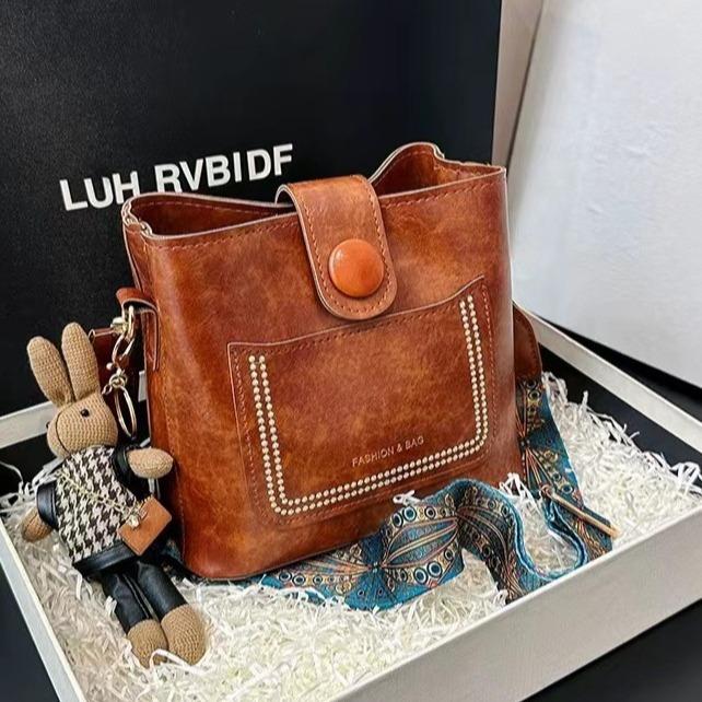 

Niche bag 2025 Korean version of the new versatile premium bag bucket retro messenger bag commuter wide shoulder strap shoulder bag коричневый