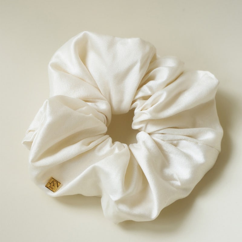 KINDERSALMON Silk Scrunchie White