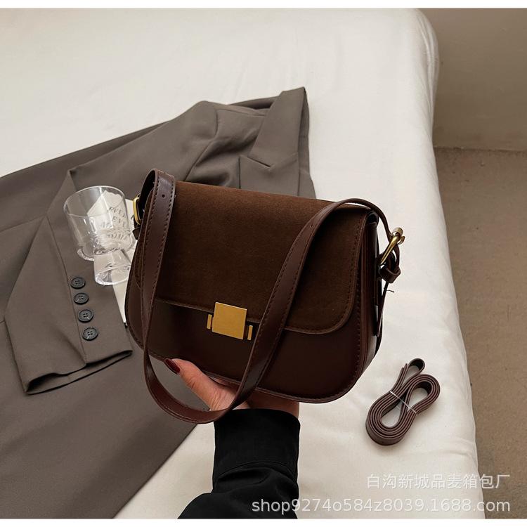 

This year, the popular saddle bag women s 2025 new fashionable solid color texture shoulder underarm bag casual messenger bag tide темно-коричневого