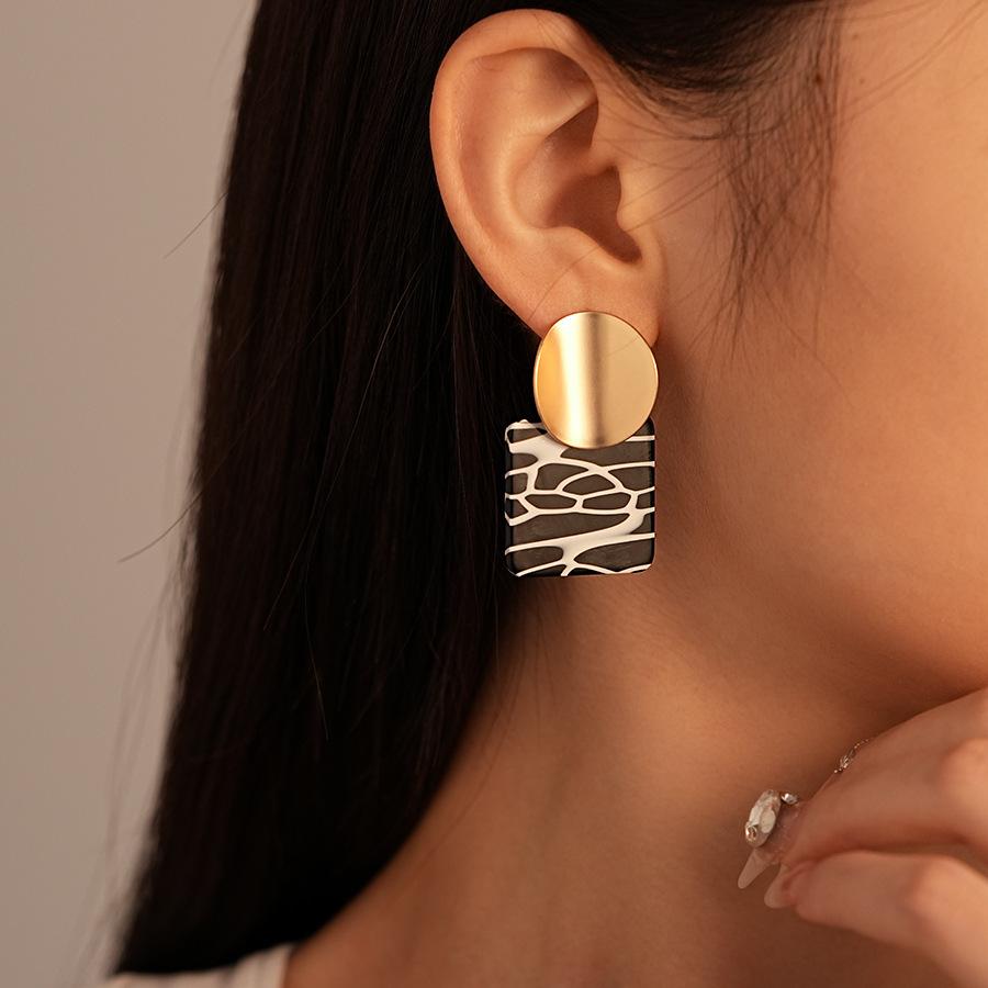 Black and White Polka Dot Striped Leather Earrings for Women Personality Exaggerated Drop Earrings Simple High-end Zircon Gift