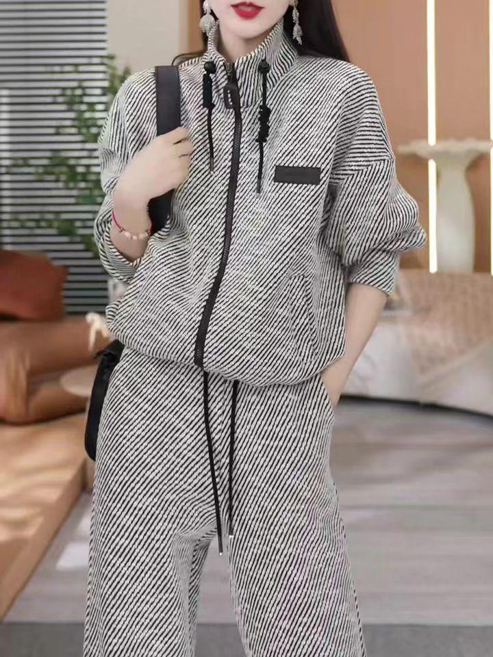 Damski swobodny kardigan w paski i szerokie spodnie w komplecie - kolekcja wiosna/jesień 2024