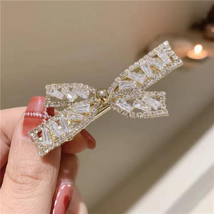 

Full Diamond Bow Duckbill Hair Clip for Women – Elegant Net Red Side Clip & Bangs Accessory