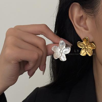 Three-dimensional Five-petal Flower Stud Earrings, Simple Niche High-end Sense, Light Luxury Retro Temperament, Unique Cold Wind Earrings, Women