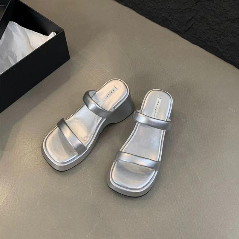 In the Spring and Autumn of 2025, the New Thick-soled One-word Slippers Will Be Worn Outside, and the Casual Muffin Bottom Will Be Simple and Show Lo