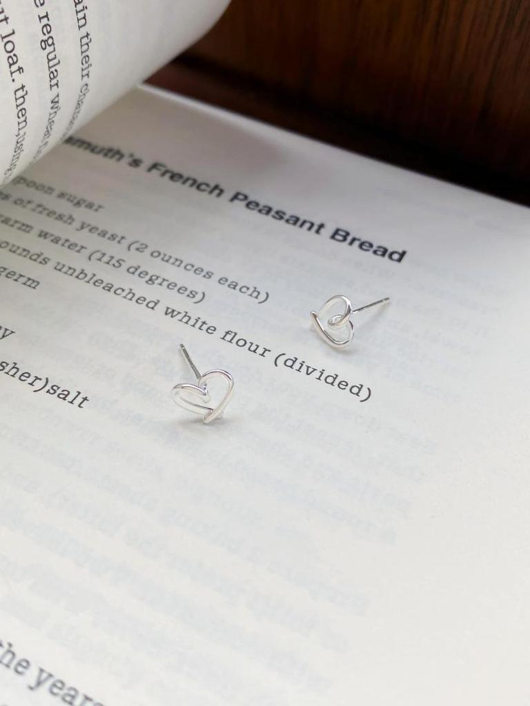 S999 Sterling Silver Hollow Heart Stud Earrings for Women - Korean Style, Sweet, Versatile Ear Cartilage Studs, and Basic Style Ear Care.