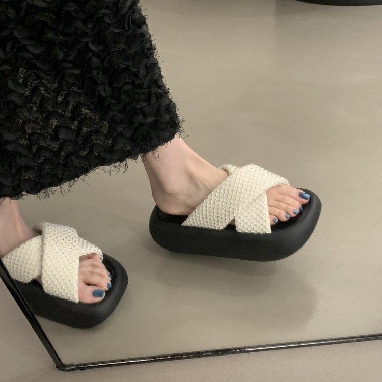 

Versatile muffin platform slippers women s outerwear 2025 summer new cross-belt casual beach cool slippers 40 бежевый