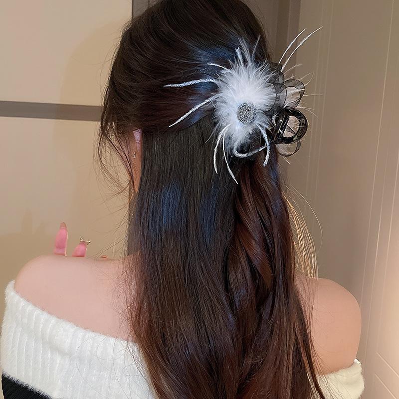Love pearl feather hairpin Dongdaemun fashion design sense grab clip personality new versatile hair accessories