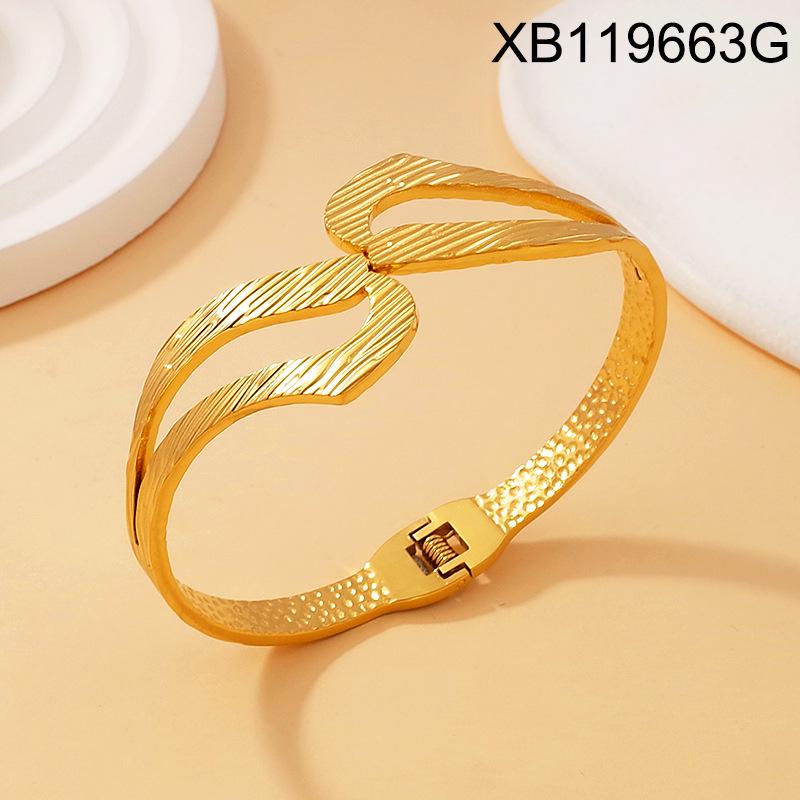 Gold-Plated Geometric Hollow Women's Bangle: Elegant, Personalized, Versatile Jewelry