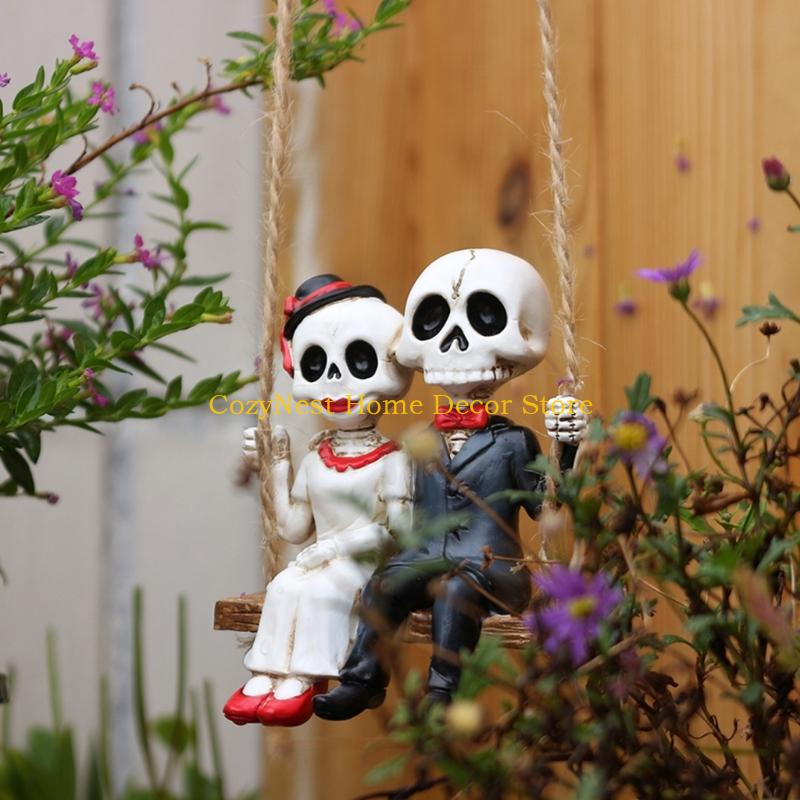 92MF Funny Halloween Couple Skull Swing Hanging Resins Sculpture For Garden Decors