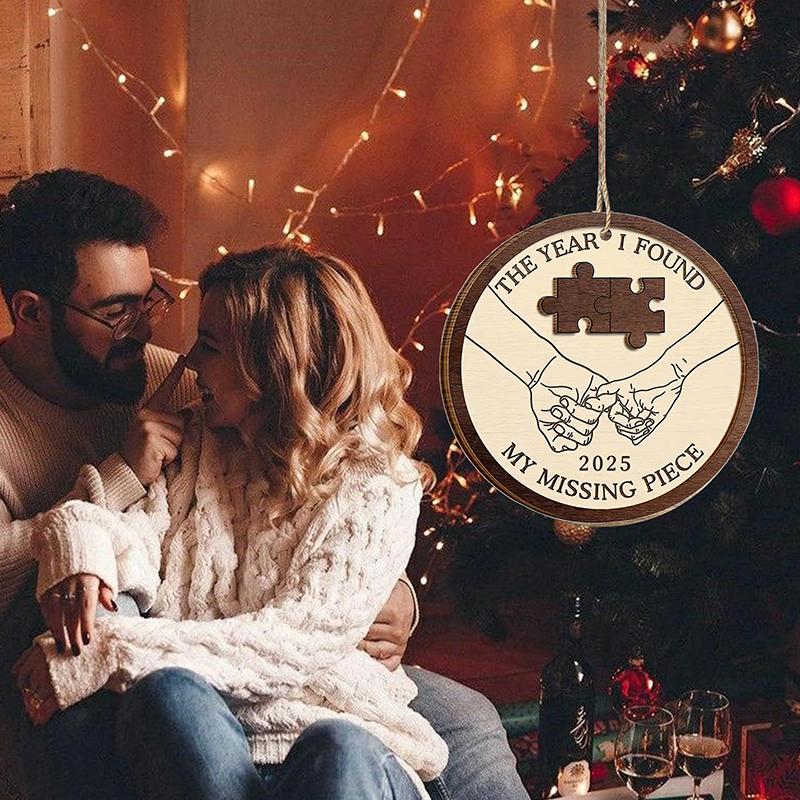 Wander Prints Personalisierter zweilagiger Holzanhänger 'Das Jahr, in dem ich mein fehlendes Puzzleteil fand', Valentinstag Weihnachtsanhänger
