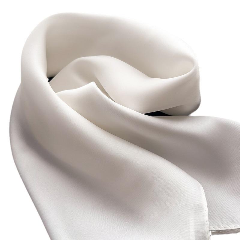 Melkehvit lite firkantet skjerf silkeskjerf 70x70cm