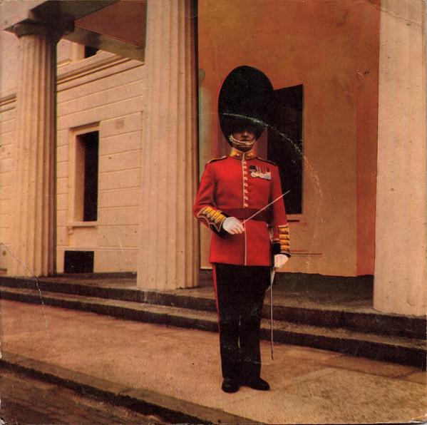 

7-дюймовая пластинка BAND OF THE GRENADIER GUARDS - Маршируя с гренадерской гвардией DFE6390 DECCA 1961 UK Военная, бывшая в употреблении