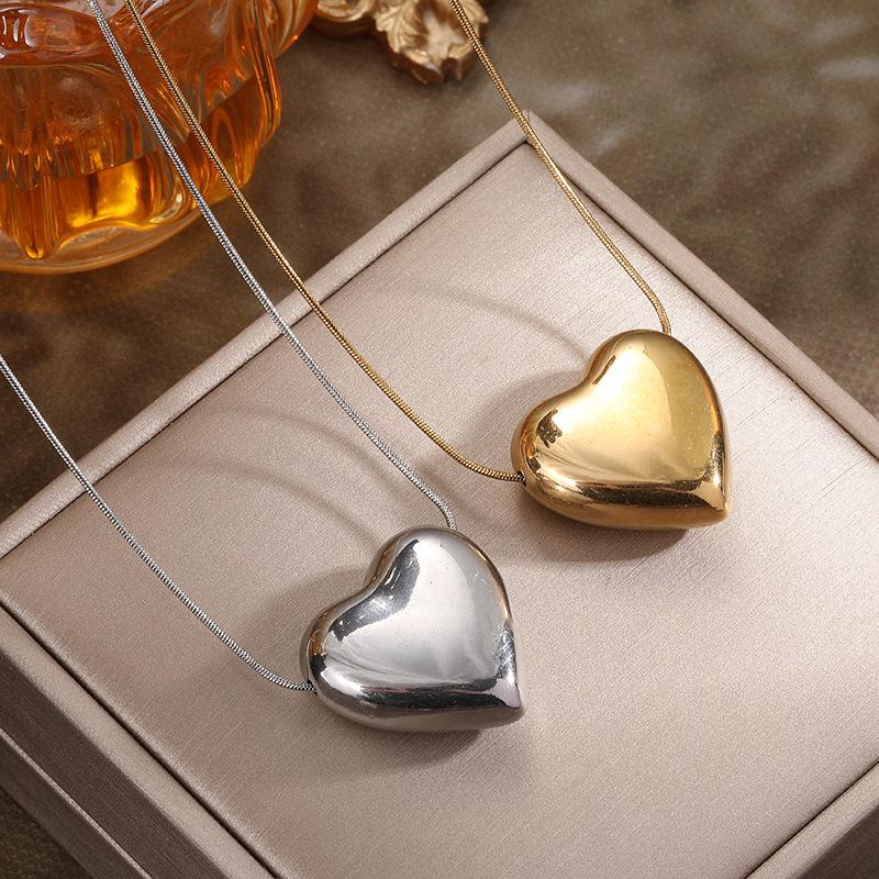 Korean/Japanese Style Titanium Steel Heart Necklace, Personalized Hollow Pendant, Cool Clavicle Chain Jewelry for Women.