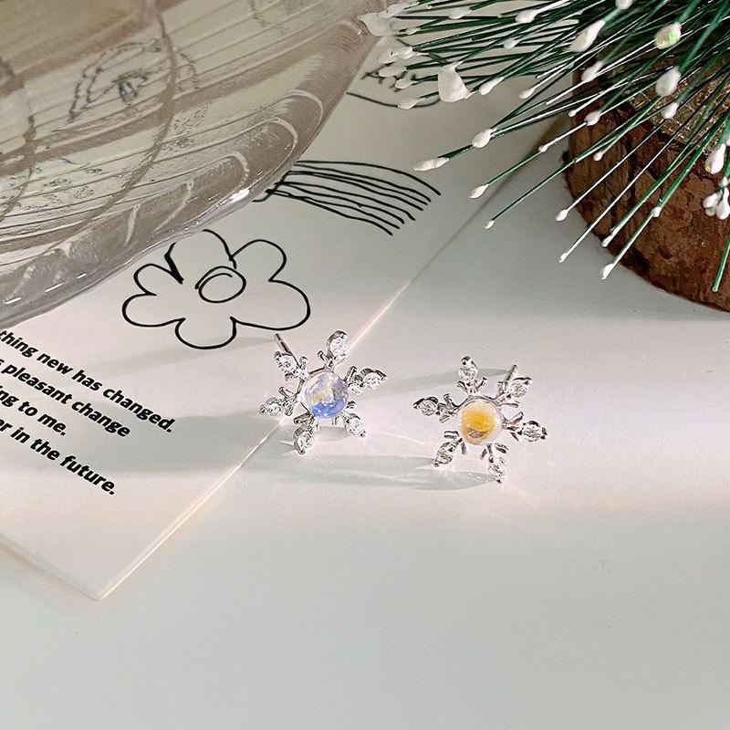 

Серьги в виде разноцветных снежинок из камня в зимней рождественской атмосфере, небольшие подарочные серьги, легкие, роскошные, высокого класса, для женщин