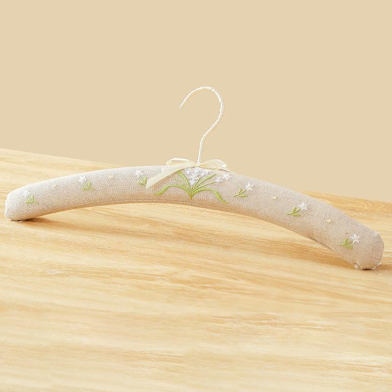 

1Pc Embroidery Pattern Photo Props Embroidered Clothes Hanger Creative Bow Ribbon Full Dress Wedding Clothes Hanger Storage