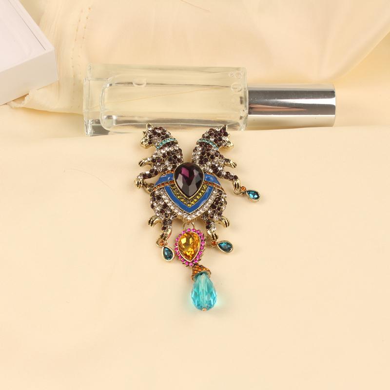 

Fashin Женщины Мужчины Винтаж Барокко Классический Дизайн Броши Значки Ретро Дворец Смола Аксессуары для Вечеринки Банкета Для Женщин Мужчин