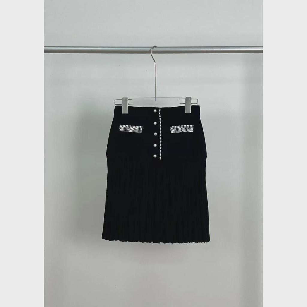 Håndlaget fransk perleskjørt - Elegant vårstil med plissert kant for et chic utseende.