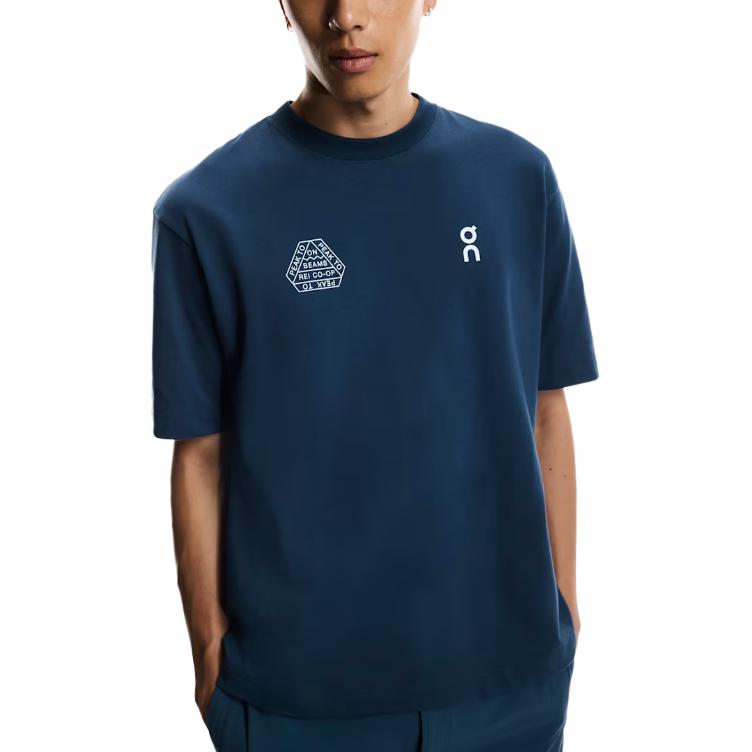 

On Ang Pao X Beams Collaborati X Rei Collaborati Studio-T FW25 Свободного кроя пуловер с круглым вырезом и короткими рукавами Футболки Унисекс 1UF30040525 M