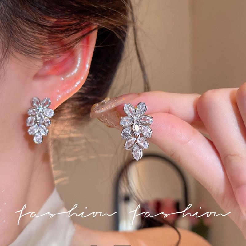 Silver Needle Fashion Zircon Flower Small Tassel Earrings Women's Light Luxury High-end Niche Design Celebrity Ear Jewelry