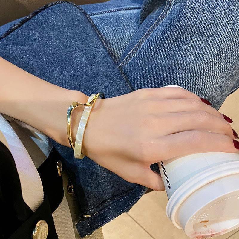 Gold-Plated Mother-of-Pearl Retro Open Bangle - Luxurious High-End Fashion Bracelet for Women