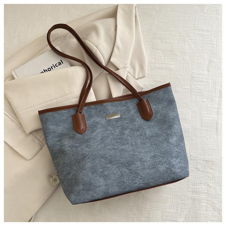 Simple Urban Style Large Nylon Tote For Women With Zipper Soft Texture And Sleek Design