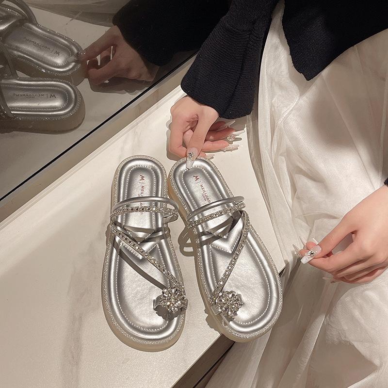 

Thick-bottomed rhinestone toe slippers women s summer wear 2025 new fashionable versatile seaside beach soft-bottomed cool slippers 40 серебряный