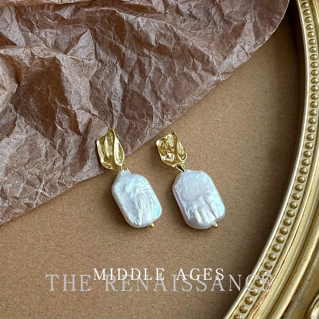 Pre-Owned Baroque Pearl Floral Stud Earrings: Vintage French Retro Light Luxury Jewelry