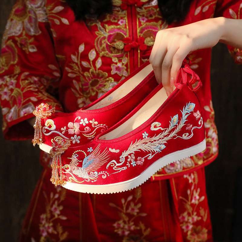 Embroidered Shoes Wedding Xiuhe Wedding Shoes New Old North Chinese Ancient Bridal Wedding Shoes Xiuhe Clothing Heightening Cloth Shoes