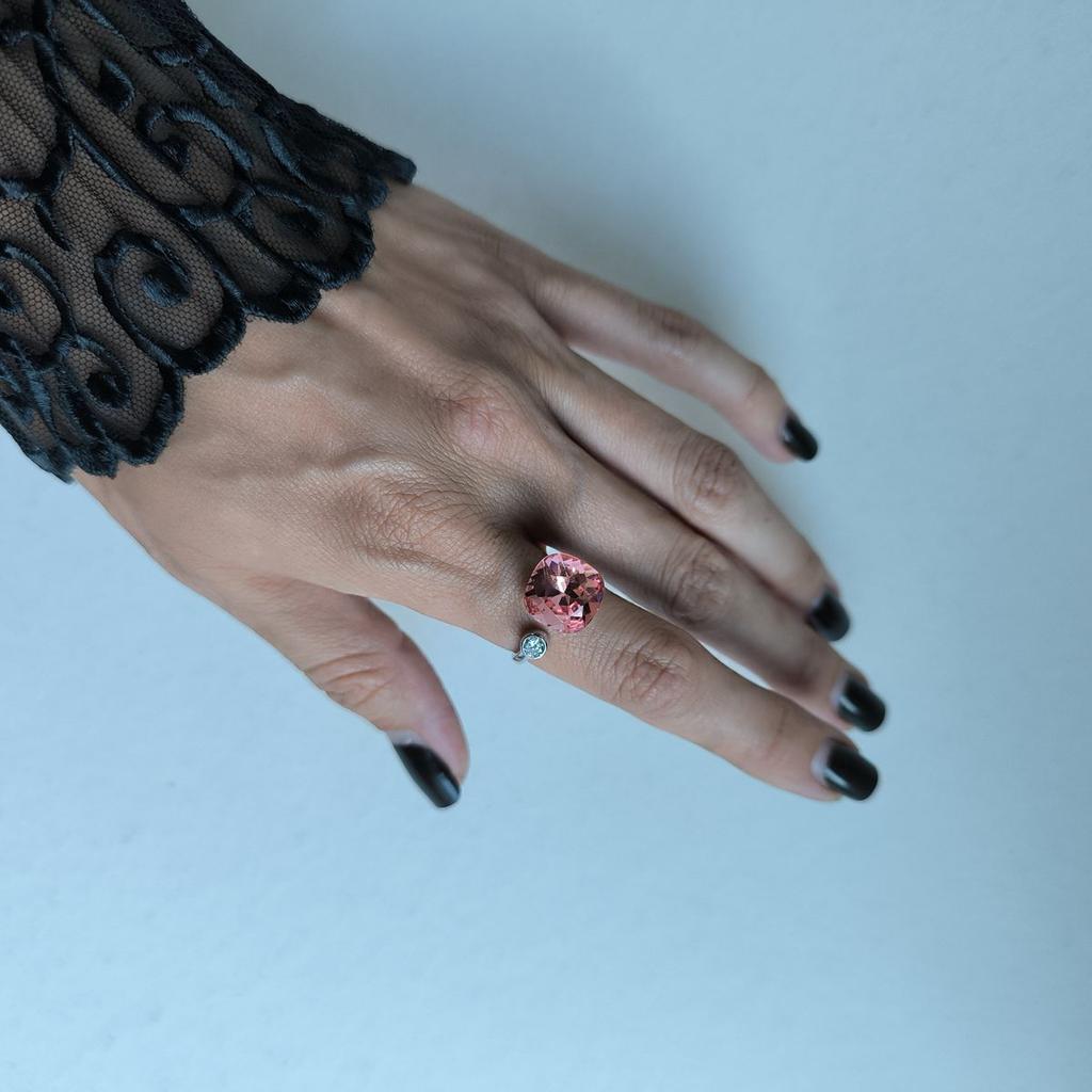 Серебряное кольцо с фианитами, вес изделия 4,7 гр (60002216)