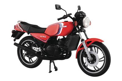 AOSHIMA Skynet Készre Szerelt Kerékpár Yamaha RZ250 YSP Szín 1/12