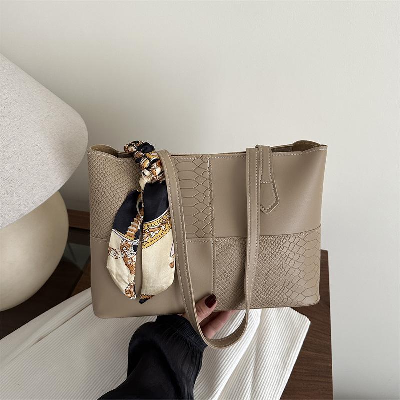 

2025 New Fashion Crocodile Pattern Splicing Silk Scarf Large Capacity Portable European and American Retro Ladies One Shoulder Tote Bag Women хаки