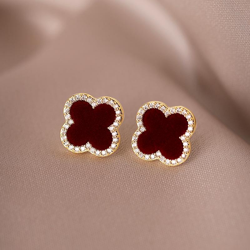 

Elegant Four-Leaf Clover Stud Earrings: Versatile, Luxurious, Simple, and Exquisite for Women.