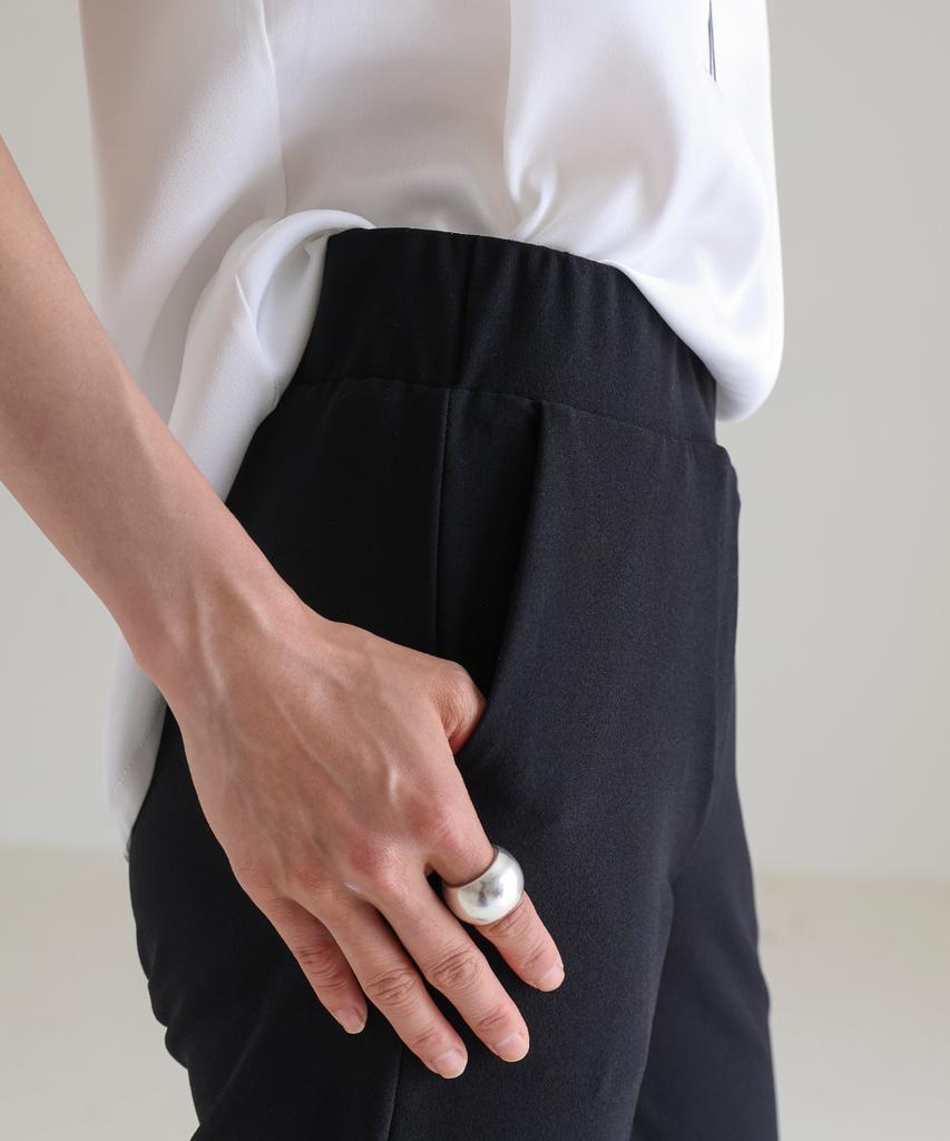 UMBRELLA ON THE GO Women'S Signature Legacy Black Capri Pants