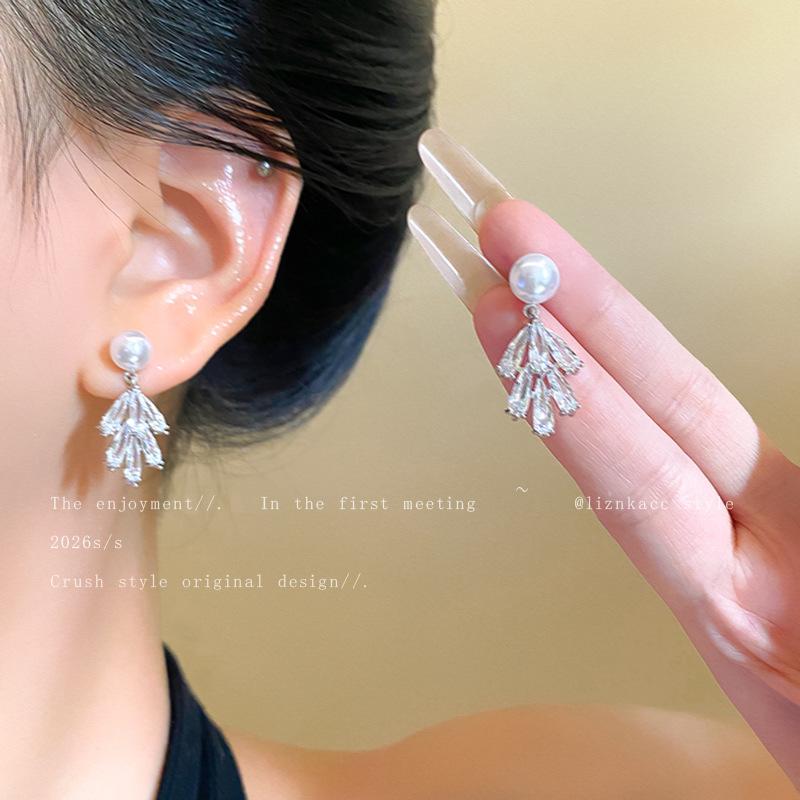 High-end micro-inlaid zircon wheat ear imitation pearl earrings women's niche design stud earrings super flash simple temperament ear jewelry