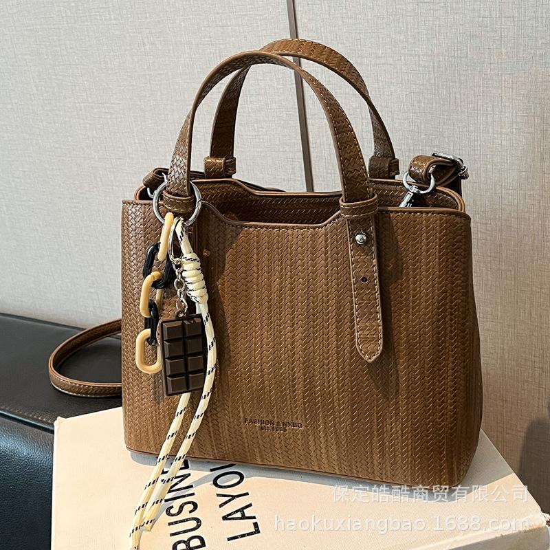 This year's popular bags women's 2025 new autumn and winter retro versatile shoulder messenger bag Korean version portable bucket bag