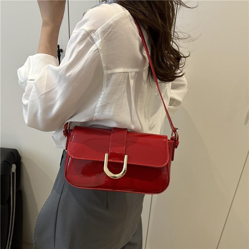 Bag Women's New Retro Red Horseshoe Buckle Fashionable Portable Underarm Bag Shoulder Messenger Bag Versatile