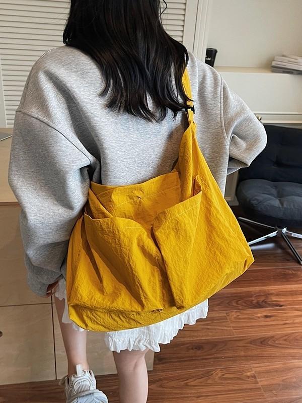 Borsa a tracolla minimalista in tela con chiusura a zip per uso quotidiano casual