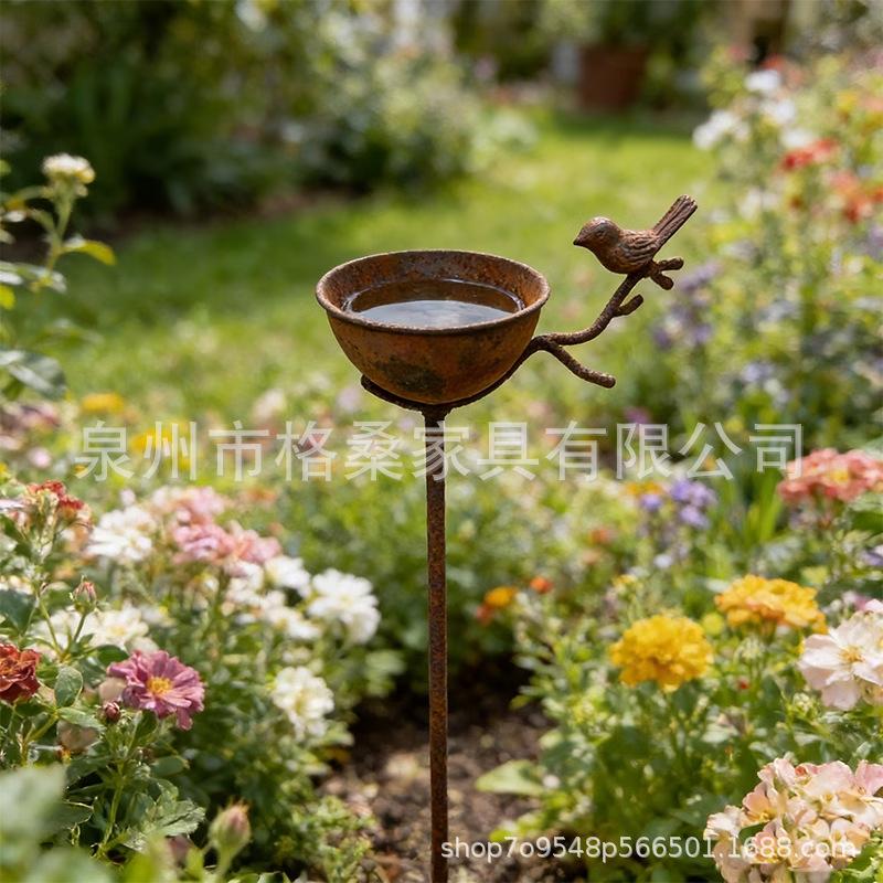 Outdoor Garden Bird Bath Stake with Rust Finish Metal Construction Vintage Style Yard Decoration Bird Feeder Stand