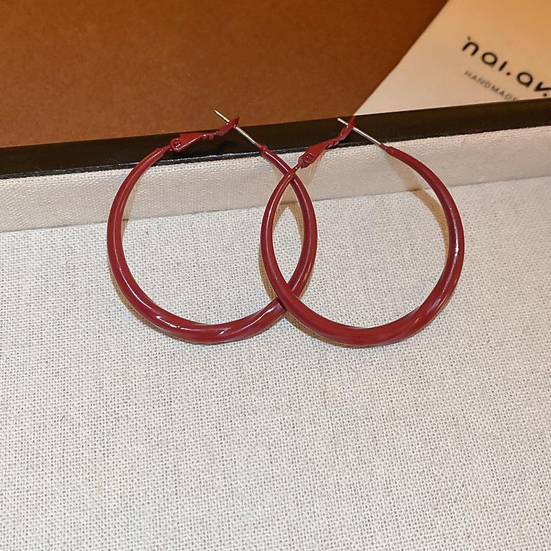 Boucles d'oreilles créoles Ankara Red Silver Needle Drip Oil: Style Rétro Hong Kongais pour Femmes, Polyvalent, avec un Design Unique.