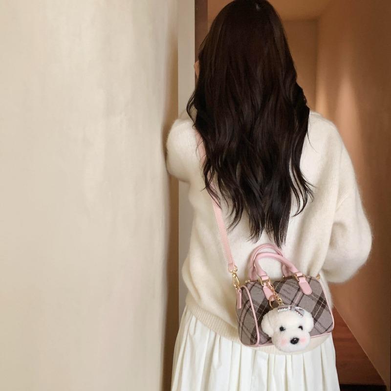 A Minimalist Boston Handbag with A Niche Design, Versatile Small Shoulder Bag, and A Crossbody Bag