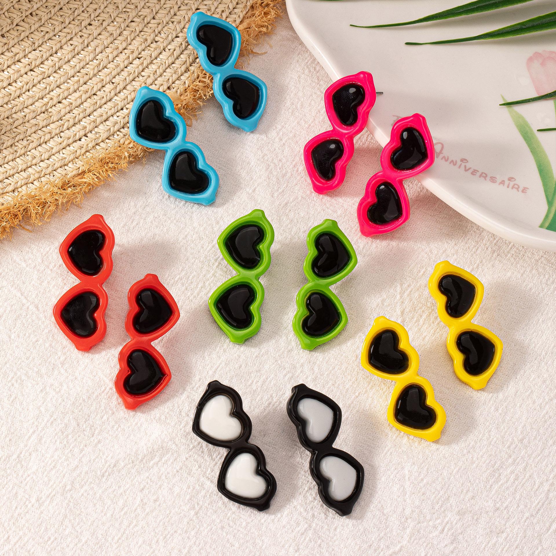 

Trendy Heart-Shaped Glasses and Retro Minimalist Style Earrings