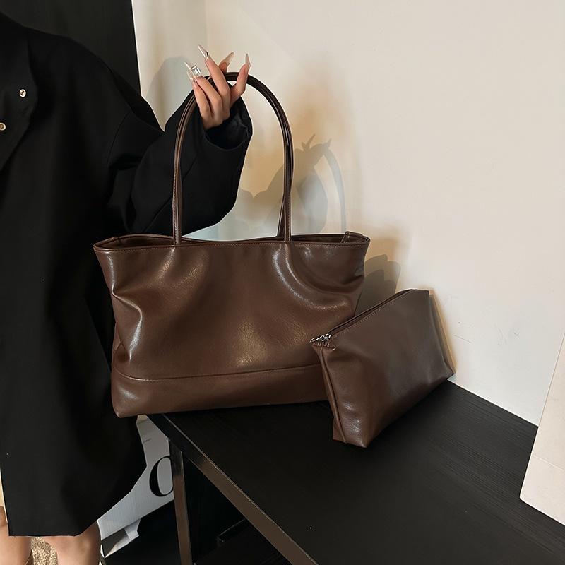 

Женская сумка Мягкая простая сумка-тоут Модная сумка-мессенджер для поездок на работу Осенняя ретро сумка подмышку большой вместимости темно-коричневого