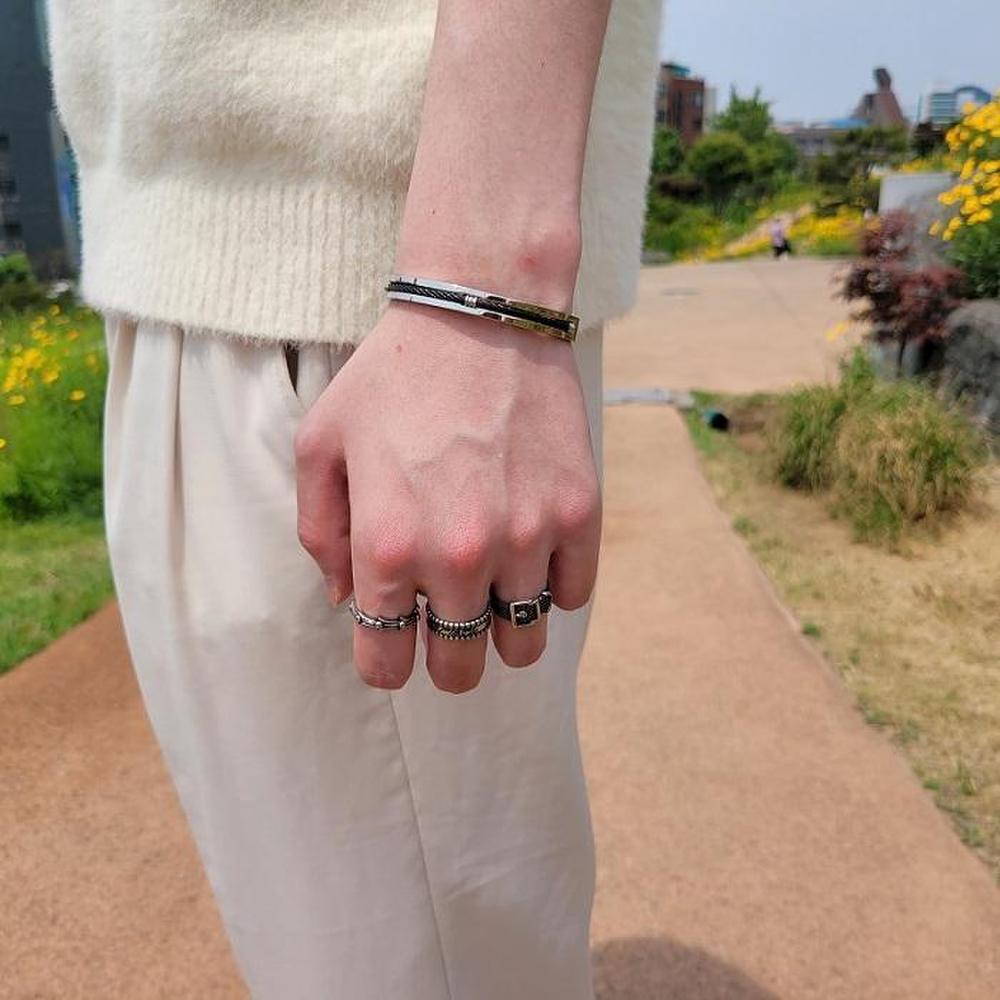 [Noblen] Surgical Steel Black String Men's Silver Bangle Bracelet (S8770250)